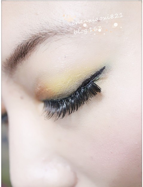 Sau đó, bạn dùng kẹp mi tạo độ cong cho mi mắt.