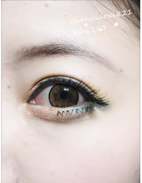 Trước hết bạn chuốt keo lên mi mắt.