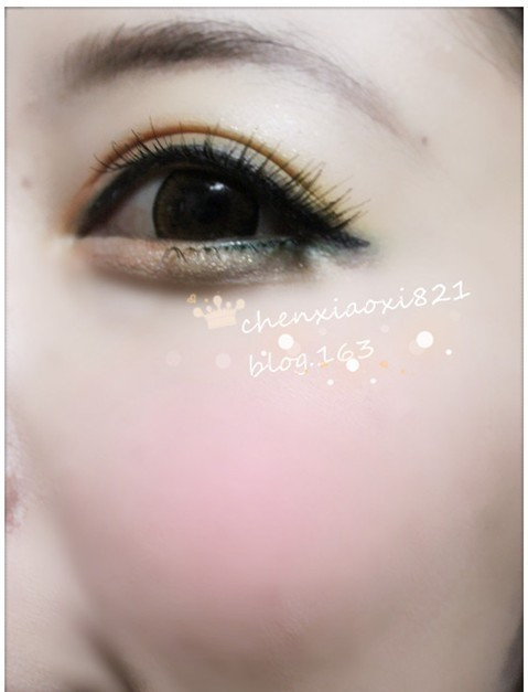 Bạn đã có đôi mắt to tròn, long lanh thật cuốn hút. Bước tiếp theo bạn đánh má hồng.