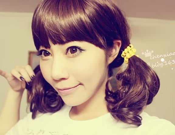 Buộc hai bím tóc xinh, trông bạn "nai" và xinh lạ.