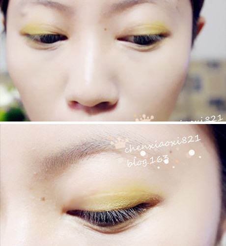 Nếu thường ngày bạn vẫn quen dùng màu khói, hãy thay đổi bằng cách chọn màu nhũ vàng như nắng thu.