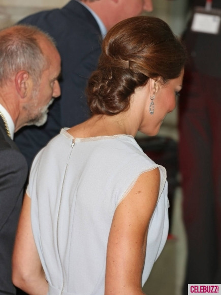 Mái tóc tết tôn lên nét quý phái, trang nhã nơi cô.