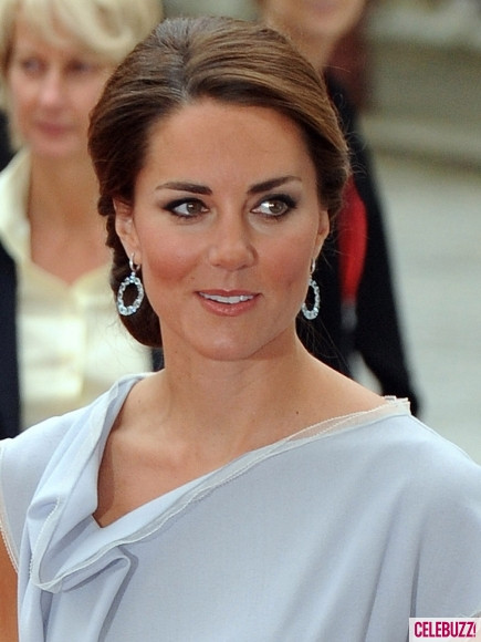 Gương mặt trang điểm nhẹ nhàng, với tông màu khói.