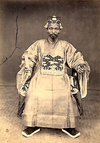 Một viên quan. Một viên quan.