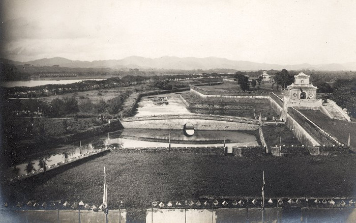 Tháng 9 năm 1924, từ Pháp về, Khải Định còn lo tổ chức lễ tứ tuần đại khánh rất lớn và tốn kém, bắt nhân dân khắp nơi gửi quà mừng. Sau lễ mừng thọ, ngân sách Nam triều kiệt quệ, Khải Định cho tǎng thêm 30% thuế điền.