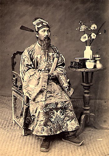 Một viên quan. Một viên quan.