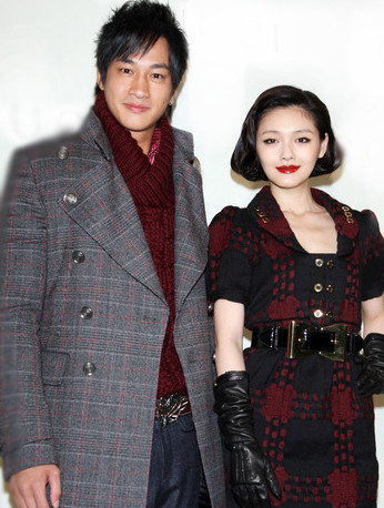 Từ Hy Viên và Hà Nhuận Đông: Trong một buổi họp báo, Hà Nhuận Đông đã thẳng thắn công nhận tình cảm của anh dành cho cô nàng Đại S, hơn nữa còn tiết lộ mối tình thầm kín anh dành cho người đẹp suốt 3 năm trước. Hai người từng đóng chung phim “Tiếng hát nửa đêm” ba năm trước và Hà Nhuận Đông cũng từ đó đem lòng yêu Từ Hy Viên, nhưng tiếc thay khi đó Đại S là hoa đã có chủ, nên anh chàng đành phải ngậm ngùi “là người đến sau”.