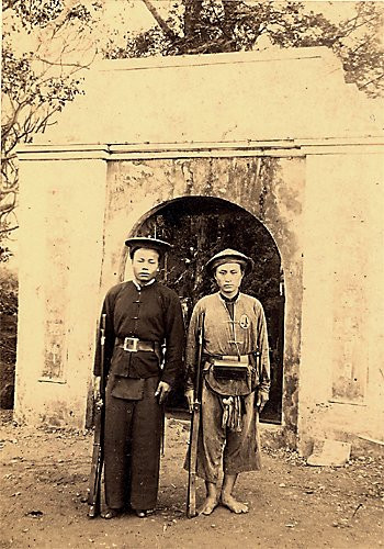 Lính tập miền Nam và lính tập miền Bắc. Lính tập miền Nam và lính tập miền Bắc.