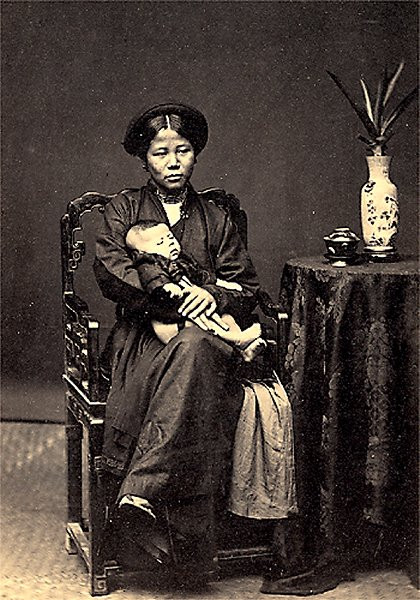 Hai mẹ con. Hai mẹ con.