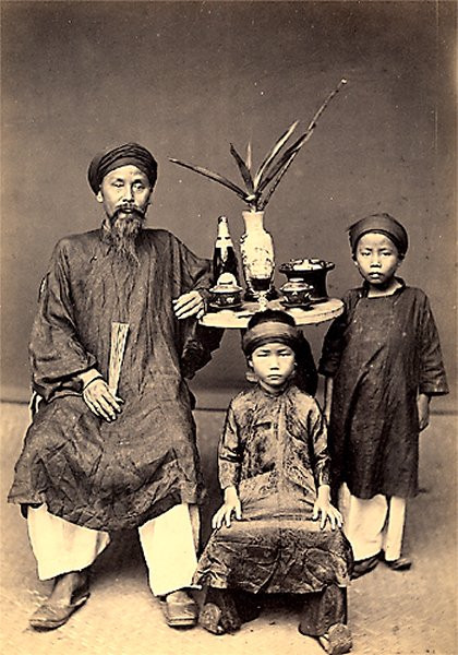 Một gia đình quan lại. Một gia đình quan lại.