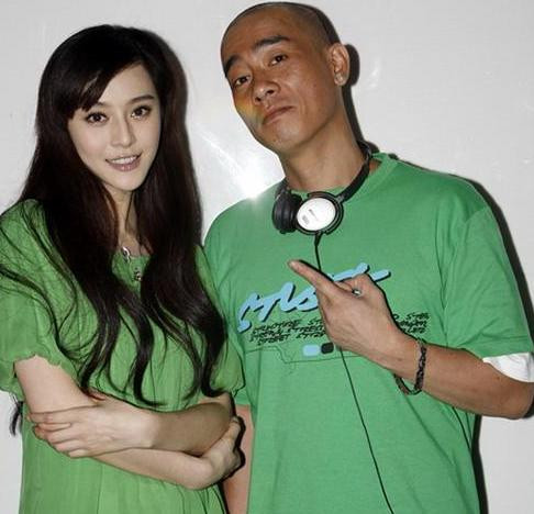 Trần Tiểu Xuân và Phạm Băng Băng: Mối tình này diễn ra gần một thập kỷ khi nam tài tử Trần Tiểu Xuân đem lòng si mê người đẹp lắm chiêu họ Phạm. Khi đó Phạm Băng Băng quay ngoại cảnh ở khu Hoài Nhu của Bắc Kinh, Trần Tiểu Xuân khi nghe nói trong đoàn phim có một mỹ nhân tên Phạm Băng Băng liền lặng lẽ đến đó để tận mắt nhìn. Sau này Phạm Băng Băng nhớ lại người đã thầm thương trộm nhớ mình như sau “ngày nào anh ấy cũng đạp xe đến nơi đoàn phim quay và đứng ngoài xem, đầu thì trọc tếu và lúc nào cũng đội sùm sụp một chiếc mũ lưỡi trai xanh. Khi đó trong đoàn ai cũng biết đó là nam diễn viên Trần Tiểu Xuân nhưng mọi người đều nghi ngờ không hiểu vì sao ngày nào anh ấy cũng đến đây làm gì không biết?”