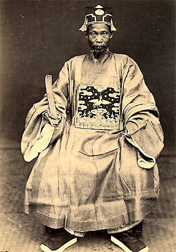 Một viên quan. Một viên quan.