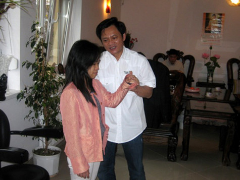 Ông Quân đang thôi miên chữa bệnh (Ảnh: VTC News) Ông Quân đang thôi miên chữa bệnh (Ảnh: VTC News)