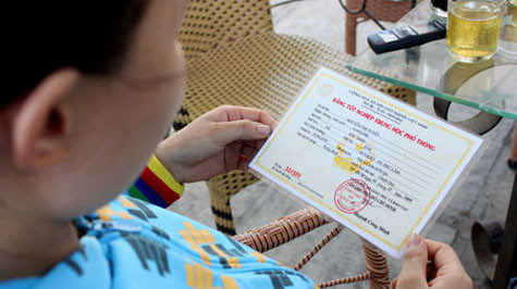 T. cho biết bằng tốt nghiệp THPT này do giáo viên N.V.C. bán với giá 7 triệu đồng - Ảnh: Minh Giảng T. cho biết bằng tốt nghiệp THPT này do giáo viên N.V.C. bán với giá 7 triệu đồng - Ảnh: Minh Giảng