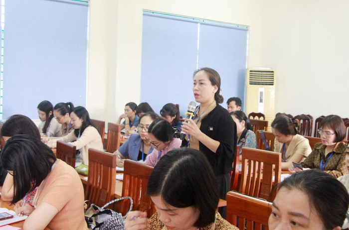 Các đảng viên chi bộ phát biểu tại buổi sinh hoạt chi bộ thường kỳ (Ảnh: TC) Các đảng viên chi bộ phát biểu tại buổi sinh hoạt chi bộ thường kỳ (Ảnh: TC)