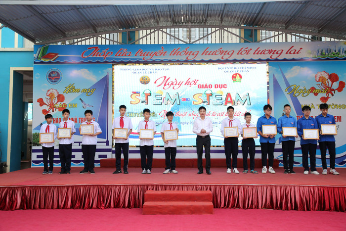 Lãnh đạo quận Lê Chân trao giải cho các sản phẩm giáo dục STEM - STEAM (Ảnh: PNC)