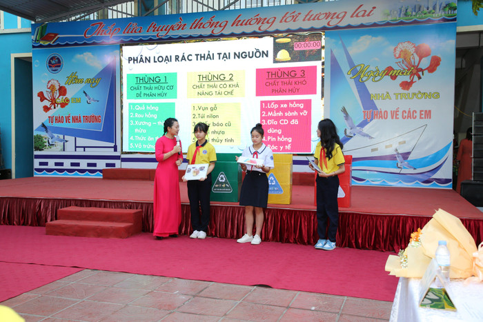 Tiết học minh hoạ với tựa đề &quot;Nghệ thuật sống xanh từ vật liệu tái chế&quot; do cô và trò trường Trung học cơ sở Võ Thị Sáu thực hiện (Ảnh: PNC)