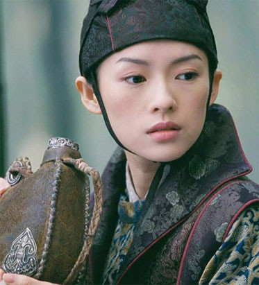 Chương Tử Di giả trai trong bộ phim "Thập diện mai phục". Vẻ đẹp mong manh, mỹ miều nhường này thì dù có diện trang phục nam đi chăng nữa, vẫn có thể dễ dàng nhận ra cô là nữ nhi. (Ảnh: Vietbao) Chương Tử Di giả trai trong bộ phim "Thập diện mai phục". Vẻ đẹp mong manh, mỹ miều nhường này thì dù có diện trang phục nam đi chăng nữa, vẫn có thể dễ dàng nhận ra cô là nữ nhi. (Ảnh: Vietbao)