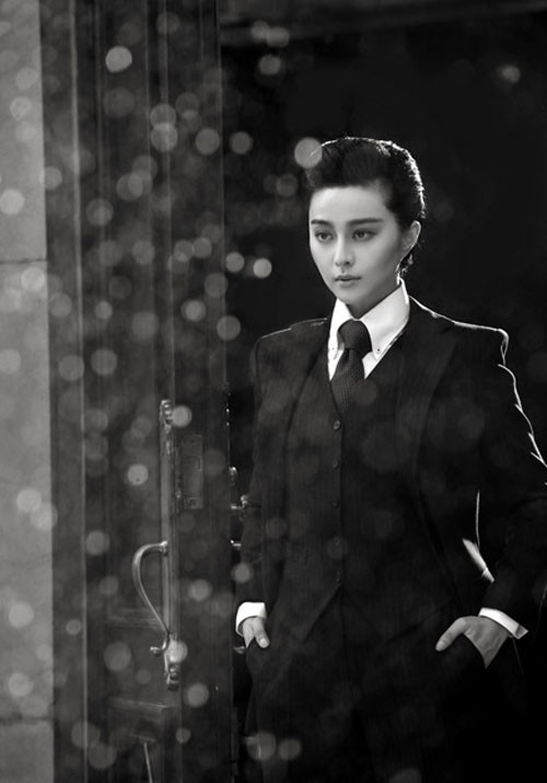 Cách đây không lâu, các cư dân mạng cũng hết lời khen ngợi vẻ hào hoa của "nữ hoàng thị phi" Phạm Băng Băng trong tạo hình nam nhi. Đây là những hình ảnh thuộc dự án phim loại nhỏ mà Phạm Băng Băng thể hiện vai chính. Mặc vest đen, gương mặt lạnh lùng cá tính, Phạm Băng Băng thực sự tạo nên sự đột phá về hình tượng. (Ảnh: ngoisao) Cách đây không lâu, các cư dân mạng cũng hết lời khen ngợi vẻ hào hoa của "nữ hoàng thị phi" Phạm Băng Băng trong tạo hình nam nhi. Đây là những hình ảnh thuộc dự án phim loại nhỏ mà Phạm Băng Băng thể hiện vai chính. Mặc vest đen, gương mặt lạnh lùng cá tính, Phạm Băng Băng thực sự tạo nên sự đột phá về hình tượng. (Ảnh: ngoisao)