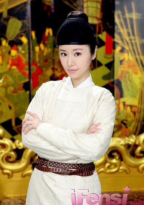 Khuynh Thế Hoàng Phi - bộ phim do người đẹp xứ Đài Lâm Tâm Như bỏ vốn sản xuất kiêm thể hiện vai chính hiện là tác phẩm nhận được nhiều sự quan tâm của khán giả Trung Quốc. Người đẹp vẫn mang những nét mong manh, ngọt ngào dù diện trang phục "công tử". (Ảnh: Vietbao) Khuynh Thế Hoàng Phi - bộ phim do người đẹp xứ Đài Lâm Tâm Như bỏ vốn sản xuất kiêm thể hiện vai chính hiện là tác phẩm nhận được nhiều sự quan tâm của khán giả Trung Quốc. Người đẹp vẫn mang những nét mong manh, ngọt ngào dù diện trang phục "công tử". (Ảnh: Vietbao)