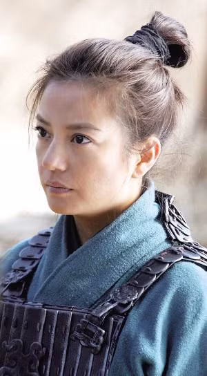 Én nhỏ Triệu Vy với tạo hình nữ tướng mạnh mẽ, can trường trong phim Hoa Mộc Lan. Gương mặt gần như không trang điểm vẫn đẹp rạng ngời, đặc biệt là đôi mắt to lấp lánh. (Ảnh: Vietbao) Én nhỏ Triệu Vy với tạo hình nữ tướng mạnh mẽ, can trường trong phim Hoa Mộc Lan. Gương mặt gần như không trang điểm vẫn đẹp rạng ngời, đặc biệt là đôi mắt to lấp lánh. (Ảnh: Vietbao)