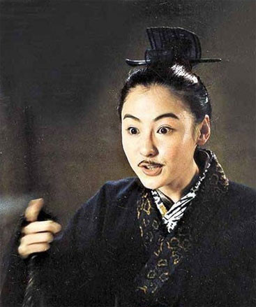 Trương Bá Chi từng nói "Tôi không đơn giản chỉ là người đàn bà đẹp". Quả thực, khi đóng giả nam, Trương Bá Chi phải thêm hàng ria mép để trở thành "đàn ông đích thực" trong Chung Vô Diệm. (Ảnh: xinhua) Trương Bá Chi từng nói "Tôi không đơn giản chỉ là người đàn bà đẹp". Quả thực, khi đóng giả nam, Trương Bá Chi phải thêm hàng ria mép để trở thành "đàn ông đích thực" trong Chung Vô Diệm. (Ảnh: xinhua)