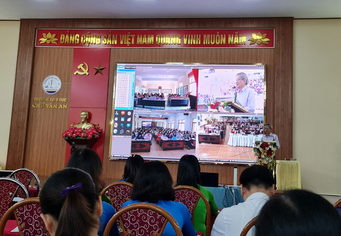 Giáo sư Nguyễn Minh Thuyết phát biểu tại chuyên đề và giải đáp những thắc mắc của giáo viên liên quan đến dạy học sách &quot;Cánh Diều&quot; (Ảnh: Lã Tiến)