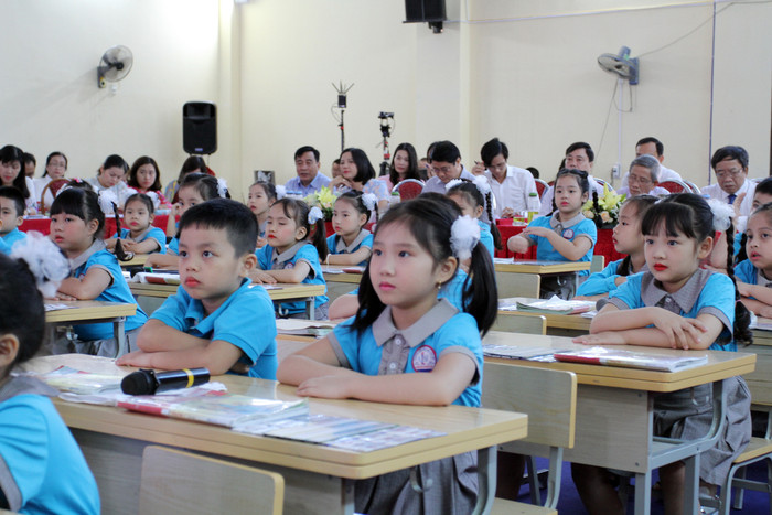 Các em học sinh chăm chú nghe cô Doãn Thu Linh giảng bài (Ảnh: Lã Tiến)