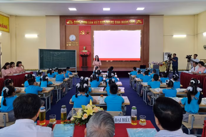 Tiết dạy của cô Doãn Thu Linh, giáo viên Trường Tiểu học Chu Văn An (quận Ngô Quyền, Hải Phòng) (Ảnh: Lã Tiến)