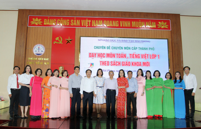 Các đại biểu dự chuyên đề chụp ảnh lưu niệm (Ảnh: Lã Tiến)