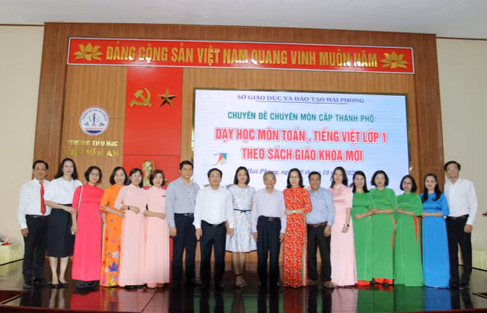 Các đại biểu dự chuyên đề chụp ảnh lưu niệm (Ảnh: Lã Tiến)