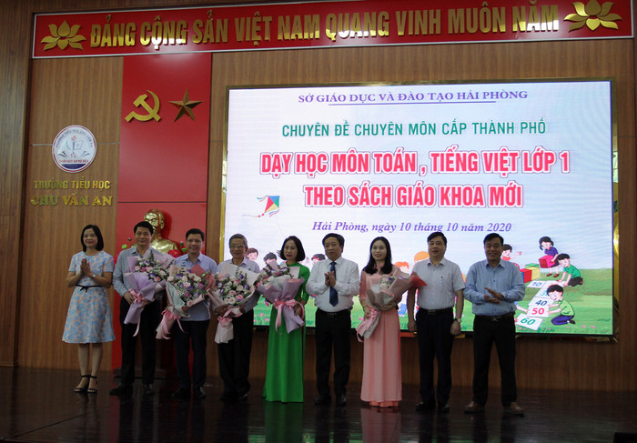 Lãnh đạo Sở Giáo dục và Đào tạo Hải Phòng cùng các đại biểu dự chuyên đề tặng hoa chúc mừng giáo viên thực hiện tiết dạy (Ảnh: Lã Tiến)