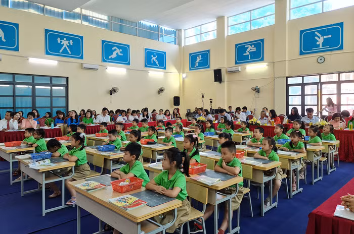 Các em học sinh chăm chú nghe giảng và tiếp thu bài tốt (Ảnh: Lã Tiến)