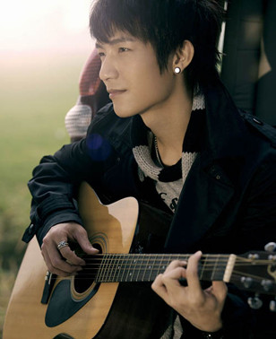 Trần Sở Sinh. Chàng ca sĩ từng là biểu tượng trong lòng các thiếu nữ trẻ mùa hè 2006 với ca khúc “Có ai từng nói với em” với đôi mắt hút hồn, giọng ca ấm và đầy dư vị. Tuy vấp phải không ít những biến cố với Đài Hồ Nam… thế nhưng hình ảnh nam ca sĩ Trần Sở Sinh vẫn mãi là gương mặt thần tượng của các cô gái trẻ Trung Quốc tuổi 9x. Trần Sở Sinh. Chàng ca sĩ từng là biểu tượng trong lòng các thiếu nữ trẻ mùa hè 2006 với ca khúc “Có ai từng nói với em” với đôi mắt hút hồn, giọng ca ấm và đầy dư vị. Tuy vấp phải không ít những biến cố với Đài Hồ Nam… thế nhưng hình ảnh nam ca sĩ Trần Sở Sinh vẫn mãi là gương mặt thần tượng của các cô gái trẻ Trung Quốc tuổi 9x.