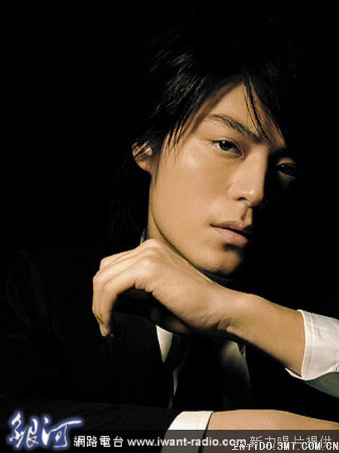 Hoắc Kiến Hoa. Xuất thân từ quân ngũ vì vậy so với các sao nam trong làng giải trí Hoa ngữ thì bản thân nam diễn viên này được xem là nam tính nhất từ ngoại hình đến tính cách bên trong. Hoắc Kiến Hoa không lộng lẫy như một bạch mã hoàng tử, mà ở anh toát ra vẻ chững chạc, chín chắn của một người đàn ông trưởng thành, là những yếu tố thu hút các cô gái trẻ ở một sao nam Hoa ngữ. Hoắc Kiến Hoa. Xuất thân từ quân ngũ vì vậy so với các sao nam trong làng giải trí Hoa ngữ thì bản thân nam diễn viên này được xem là nam tính nhất từ ngoại hình đến tính cách bên trong. Hoắc Kiến Hoa không lộng lẫy như một bạch mã hoàng tử, mà ở anh toát ra vẻ chững chạc, chín chắn của một người đàn ông trưởng thành, là những yếu tố thu hút các cô gái trẻ ở một sao nam Hoa ngữ.