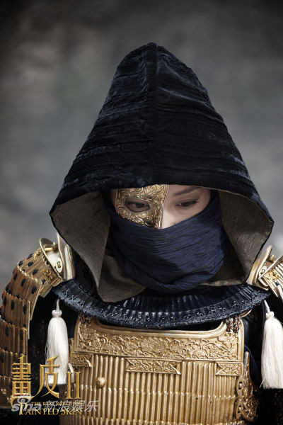 Triệu Vy với bộ giáp nặng 20kg Triệu Vy với bộ giáp nặng 20kg