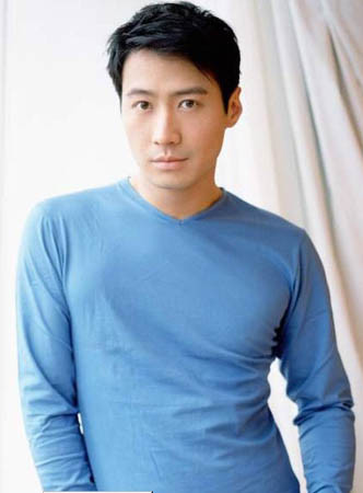 Lê Minh – một trong tứ đại thiên vương của sân khấu ca nhạc Hồng Kông, từng là biểu tượng một chàng trai si tình qua ca khúc “Đêm nay em có đến”. Ngoài sự nghiệp ca hát, Lê Minh còn là đại diện của rất nhiều quỹ từ thiện cho trẻ em của Liên Hợp Quốc (1995) và của Hồng Kông (1999). Năm 1998, Lê Minh được phong tặng là một trong mười thanh niên ưu tú nhất…Nam ca sĩ này ngoài giọng ca thiên phú còn có một trái tim nhân ái khiến phái đẹp ngẩn ngơ. Ảnh, Sina. Lê Minh – một trong tứ đại thiên vương của sân khấu ca nhạc Hồng Kông, từng là biểu tượng một chàng trai si tình qua ca khúc “Đêm nay em có đến”. Ngoài sự nghiệp ca hát, Lê Minh còn là đại diện của rất nhiều quỹ từ thiện cho trẻ em của Liên Hợp Quốc (1995) và của Hồng Kông (1999). Năm 1998, Lê Minh được phong tặng là một trong mười thanh niên ưu tú nhất…Nam ca sĩ này ngoài giọng ca thiên phú còn có một trái tim nhân ái khiến phái đẹp ngẩn ngơ. Ảnh, Sina.