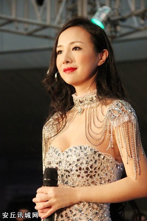 Đây là một trong những trang phục hiếm hoi của Can Lộ Lộ khi tỏ ra "ngoan ngoãn" và kín đáo nhất có thể. Đây là một trong những trang phục hiếm hoi của Can Lộ Lộ khi tỏ ra "ngoan ngoãn" và kín đáo nhất có thể.