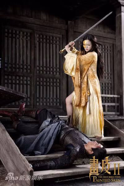 Triệu Vy tức giận đánh đập Trần Khôn trong một cảnh quay của "Họa Bì 2".