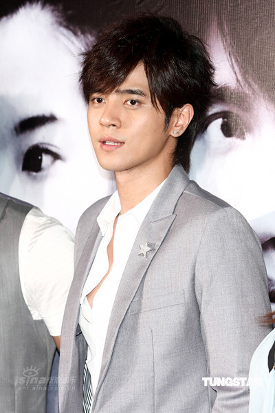 La Chí Tường. Sở hữu ngoại hình điển trai và tài năng ca hát khiến tên tuổi của La Chí Tường ngày một vươn xa cả ở Đài Loan, Đại Lục lẫn Hồng Kông. Đa tài, thông minh trên cả lĩnh vực dẫn chương trình, diễn xuất, thu âm, khiêu vũ, ca hát… là những gì mà các cô gái tuổi 9x nghĩ về La Chí Tường. Ảnh, Sina. La Chí Tường. Sở hữu ngoại hình điển trai và tài năng ca hát khiến tên tuổi của La Chí Tường ngày một vươn xa cả ở Đài Loan, Đại Lục lẫn Hồng Kông. Đa tài, thông minh trên cả lĩnh vực dẫn chương trình, diễn xuất, thu âm, khiêu vũ, ca hát… là những gì mà các cô gái tuổi 9x nghĩ về La Chí Tường. Ảnh, Sina.