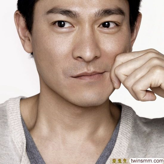 Lưu Đức Hoa. Tuy đã gia nhập làng giải trí gần 30 năm nhưng độ hot của thiên vương Hồng Kông này vẫn không hề giảm nhiệt. Mặc dù anh đã có vợ con, nhưng trên sân khấu ca nhạc, trong lĩnh vực điện ảnh, Lưu Đức Hoa vẫn đầy phong độ và tài năng đủ để khiến ngay các các cô gái trẻ 9x phải xao xuyến đến mất ăn mất ngủ. Ở Lưu Đức Hoa, vẻ hào hoa phong nhã và độ chín của người đàn ông là điểm hút lớn nhất đối với bất kỳ phái đẹp ở bất kỳ thời đại nào. Lưu Đức Hoa. Tuy đã gia nhập làng giải trí gần 30 năm nhưng độ hot của thiên vương Hồng Kông này vẫn không hề giảm nhiệt. Mặc dù anh đã có vợ con, nhưng trên sân khấu ca nhạc, trong lĩnh vực điện ảnh, Lưu Đức Hoa vẫn đầy phong độ và tài năng đủ để khiến ngay các các cô gái trẻ 9x phải xao xuyến đến mất ăn mất ngủ. Ở Lưu Đức Hoa, vẻ hào hoa phong nhã và độ chín của người đàn ông là điểm hút lớn nhất đối với bất kỳ phái đẹp ở bất kỳ thời đại nào.