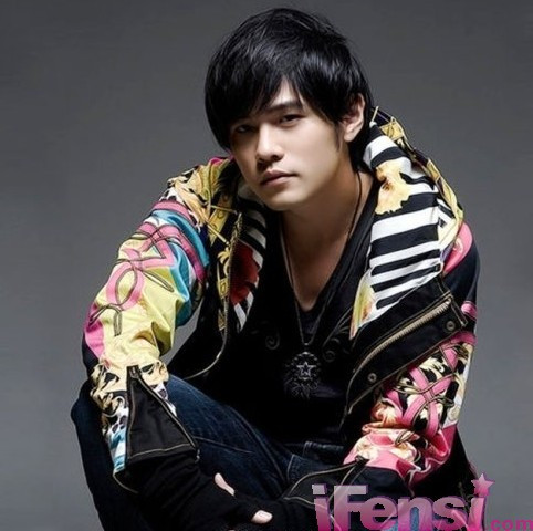 Châu Kiệt Luân. Nói về vẻ đẹp ngoại hình, Châu Kiệt Luân không thể so sánh với rừng các mỹ nam xứ Đài, nhưng về tài năng và vẻ đào hoa thì Châu Kiệt Luân vẫn là nam thần tượng số một ở Đài Loan cũng như thu hút sự ngưỡng mộ của các cô gái tuổi 9x ở Đại lục và Hồng Kông. Ảnh. Ifensi. Châu Kiệt Luân. Nói về vẻ đẹp ngoại hình, Châu Kiệt Luân không thể so sánh với rừng các mỹ nam xứ Đài, nhưng về tài năng và vẻ đào hoa thì Châu Kiệt Luân vẫn là nam thần tượng số một ở Đài Loan cũng như thu hút sự ngưỡng mộ của các cô gái tuổi 9x ở Đại lục và Hồng Kông. Ảnh. Ifensi.