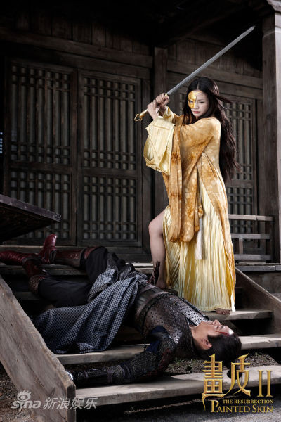 Triệu Vy tức giận đánh đập Trần Khôn trong một cảnh quay của "Họa Bì 2". Triệu Vy tức giận đánh đập Trần Khôn trong một cảnh quay của "Họa Bì 2".