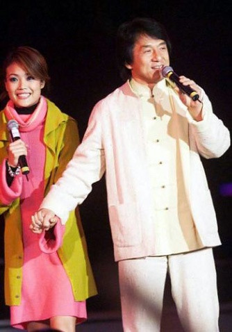 Scandal tình ái giữa Dung Tổ Nhi và Thành Long cũng khiến báo chí tốn không ít giấy mực.