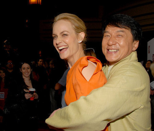 Cái ôm chầm từ phía sau mà Thành Long dành cho người đẹp Hollywood Amber Valletta.