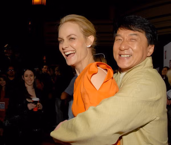Cái ôm chầm từ phía sau mà Thành Long dành cho người đẹp Hollywood Amber Valletta.