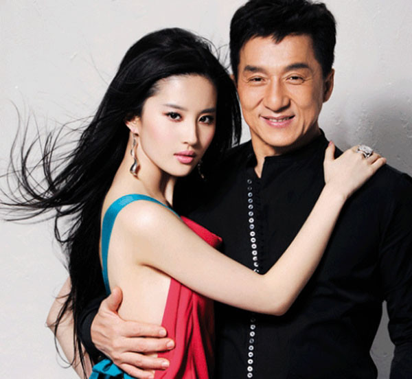 Lưu Diệc Phi cũng gặp không ít tin đồn khi bị cho rằng cô dựa hơi Thành Long để nổi danh.