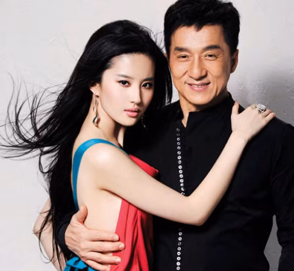 Lưu Diệc Phi cũng gặp không ít tin đồn khi bị cho rằng cô dựa hơi Thành Long để nổi danh.