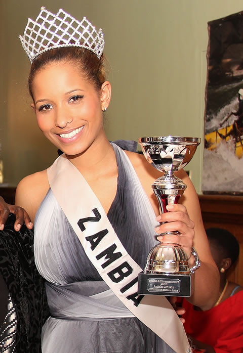 Andella Chileshe Matthews, hoa hậu Hoàn vũ Zambia 2009 đã bị tước danh hiệu và vương miện, lí do là từ... mẹ cô. Sandra Chileshe, mẹ Hoa hậu Hoàn Vũ Zambia Andella Chileshe Matthews đã có những phát ngôn với truyền thông liên quan đến những khoản tiền các nhà tài trợ dành cho Andella nhưng lại không được Wendy Chanda-Fornari - Giám đốc quốc gia tổ chức Hoa hậu Hoàn Vũ Zambia chuyển cho cô để tham gia cuộc thi ở Bahamas. Ảnh. Ukzambians Andella Chileshe Matthews, hoa hậu Hoàn vũ Zambia 2009 đã bị tước danh hiệu và vương miện, lí do là từ... mẹ cô. Sandra Chileshe, mẹ Hoa hậu Hoàn Vũ Zambia Andella Chileshe Matthews đã có những phát ngôn với truyền thông liên quan đến những khoản tiền các nhà tài trợ dành cho Andella nhưng lại không được Wendy Chanda-Fornari - Giám đốc quốc gia tổ chức Hoa hậu Hoàn Vũ Zambia chuyển cho cô để tham gia cuộc thi ở Bahamas. Ảnh. Ukzambians