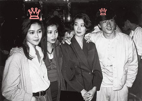 Thành Long (ngoài cùng bên phải) và người đẹp Quan Chi Lâm (ngoài cùng bên trái) với nhiều scandal về mối quan hệ trai gái giữa hai người.